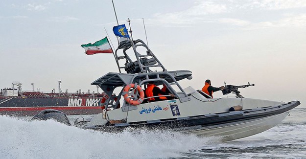 İran Basra Körfezi'nde Yabancı Tankere El Koydu