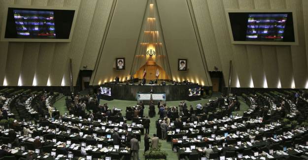 İran Meclisi Orduya Göçmenleri Öldürme Yetkisi Verdi