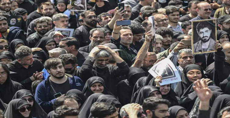İran'da dramatik cenaze töreni: "Amerika'ya Ölüm" sloganlarıyla taşınan Reisi'nin tabutu