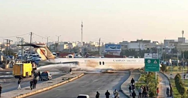 İran'da Arıza Yapan Uçak Yola Acil İniş Yaptı!