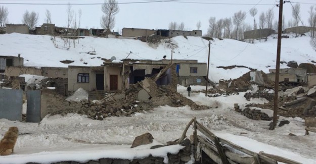 İran'daki Depremin Etkisiyle Van'ın Sınıra Yakın Mahallelerinde Bazı Kerpiç Evler Hasar Gördü