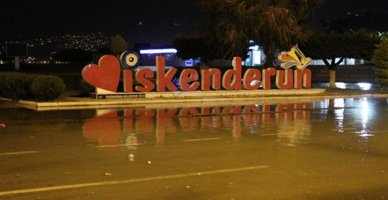 İskenderun depremi denizi de salladı: Sahil yolu tamamen su altında