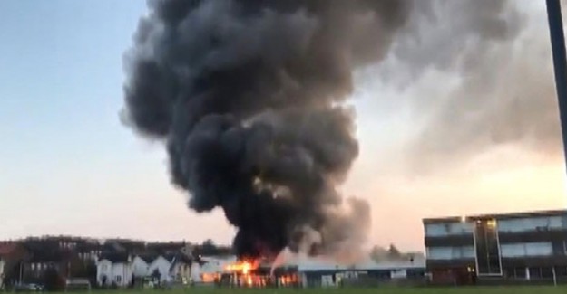 İskoçya’da Bir Lisede Çıkan Yangın Korkuttu