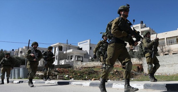İsrail 15 Filistinliyi Gözaltına Aldı