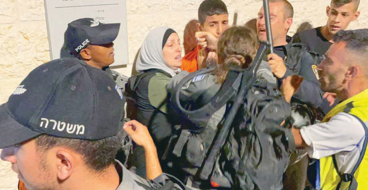 İsrail Askerleri Arefe Günü de Aksa’yı Bastılar: Onlarca İsrail Askeri Bir Kadına Saldırdı