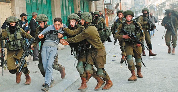 İsrail Askerleri Batı Şeria'da 8 Filistinliyi Gözaltına Aldı