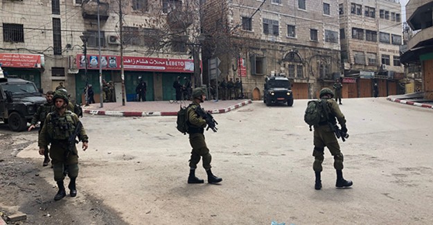 İsrail Askerleri, El Halil'in Ana Caddesini Filistinlilere Kapattı
