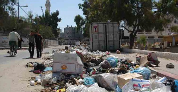 İsrail Bunu Da Yaptı! Çöpleri Silah Olarak Kullanıyor