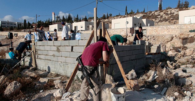 İsrail Filistinlilere Evlerini Kendi Elleriyle Yıktırdı