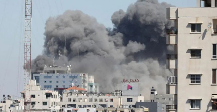 İsrail Gazze'de Medya Binasını Hedef Aldı