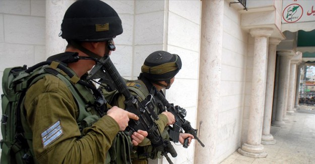 İsrail Güçleri Yaptığı Baskınlarda 20 Filistinliyi Gözaltına Aldı