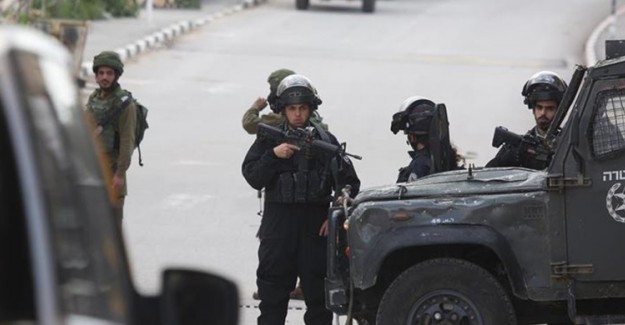 İsrail Kuvvetleri Batı Şeria'da 16 Filistinliyi Gözaltına Aldı
