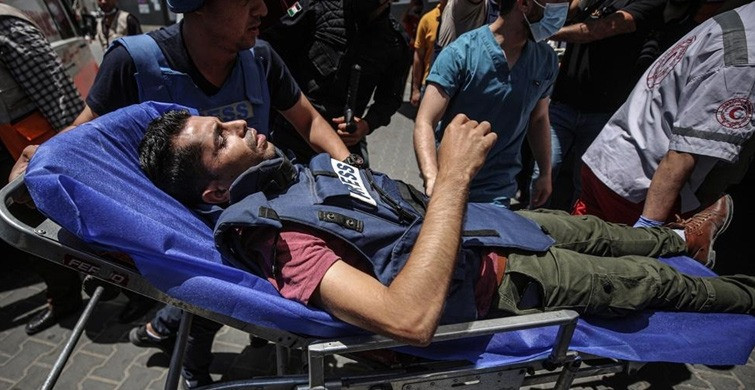 İsrail'in Gazze'ye Düzenlediği Saldırıda Anadolu Ajansı Kameramanı Yaralandı