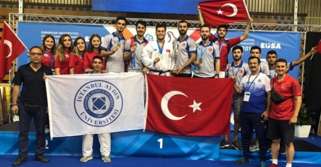 İstanbul Aydın Üniversitesi'nin Karate Takımı Avrupa'da üçüncü oldu