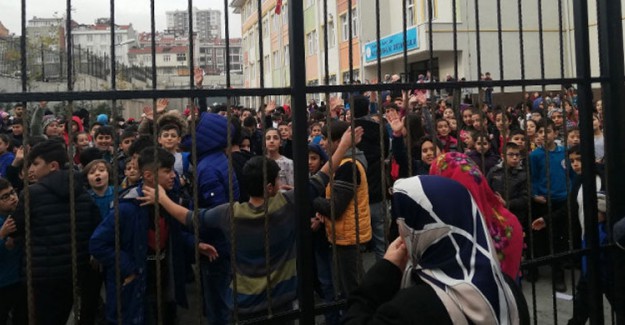İstanbul Bağcılar'da Bir Ortaokulda Yangın Çıktı! Öğrenciler Kısa Sürede Tahliye Edildi