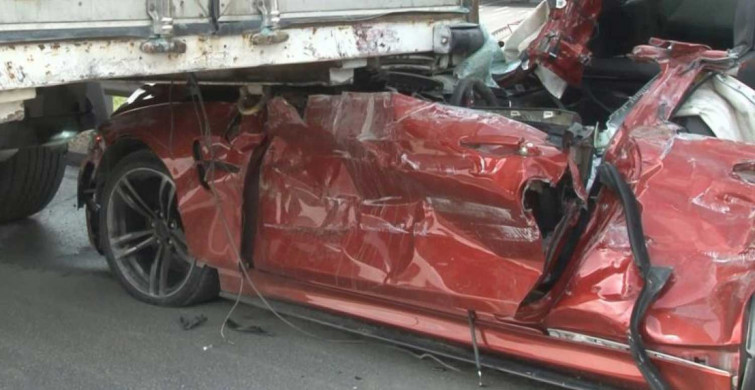 İstanbul Başakşehir'de korkunç kaza: Otomobil, Tır'a arkadan çarptı