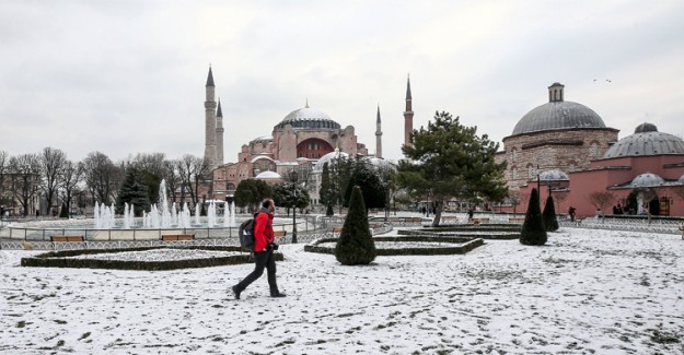 İstanbul Beyaza Büründü! İstanbul'da Kar Yağışı Ne Kadar Sürecek?
