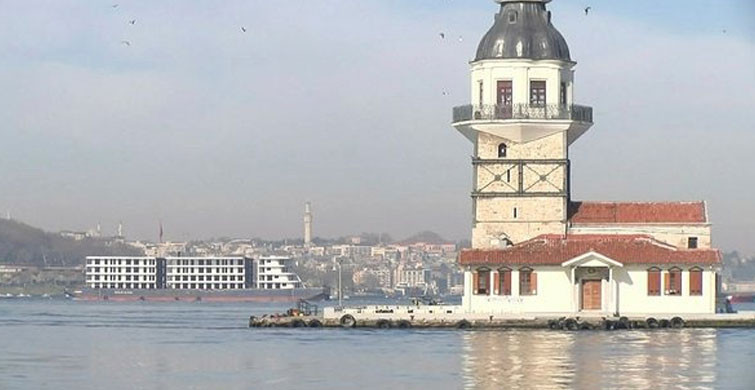 İstanbul Boğazı'ndan ‘Bina’ Görünümlü Gemi Geçti