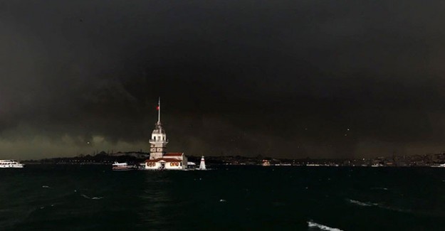 İstanbul Boğazı'nı Kara Bulutlar Kapladı