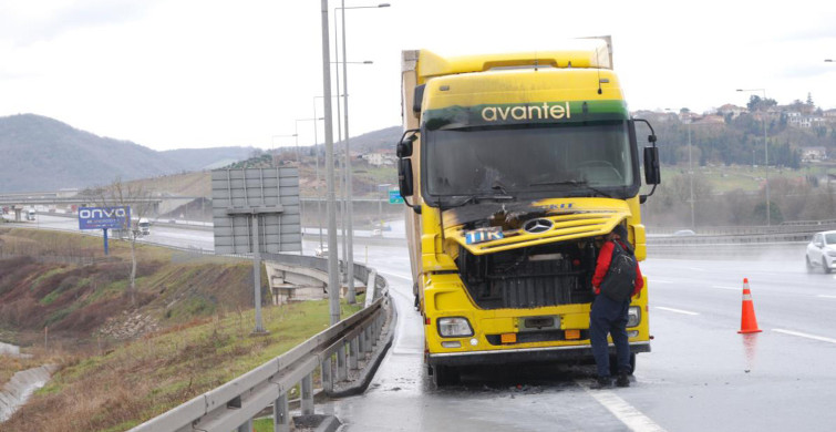 İstanbul Çekmeköy'de seyir halinde olan tırda yangın çıktı!