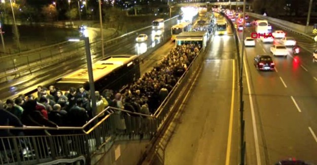 İstanbul Çilesi! Metrobüste Uzun Kuyruklar Oluştu