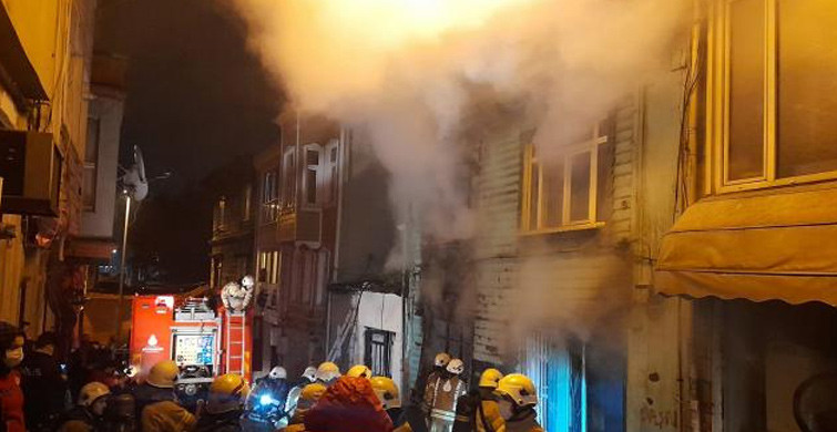 İstanbul Fatih'te İki Katlı Ahşap Ev Yandı