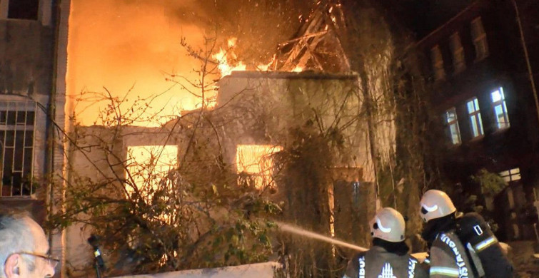 İstanbul Fatih’te Korkutan Yangın: Çevredeki Binalara da Sıçradı