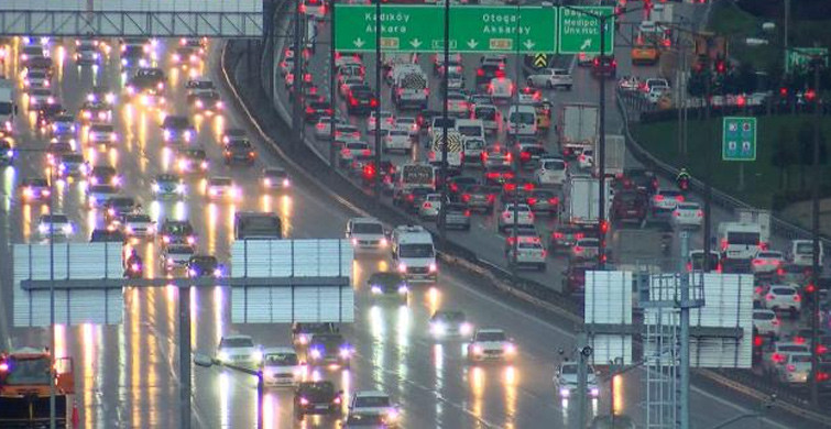 İstanbul'da Kar Trafik Yoğunluğuna Neden Oldu