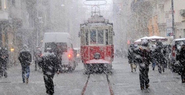 İstanbul'a Kar Yağmaya Başladı