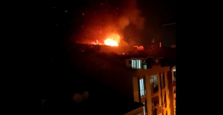 İstanbul'da 6 Katlı Binanın Çatısında Yangın Çıktı
