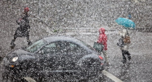 İstanbul'da Beklenen Kar Başladı! Yarın Hava Nasıl Olacak?