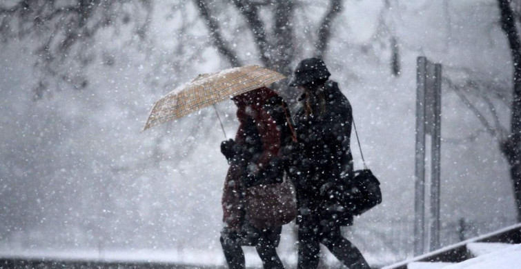 İstanbul’da beklenen kar yağışı geldi: Meteoroloji yağış görecek illeri açıkladı