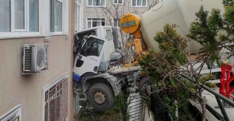 İstanbul’da Beton Mikseri 6 Katlı Binaya Çarptı