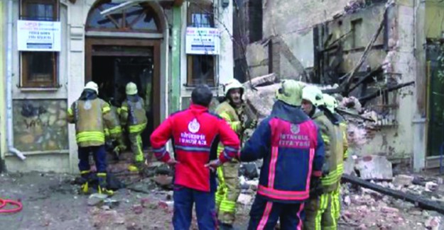 İstanbul'da Bina Çöktü! Birçok Ekip Sevk Edildi