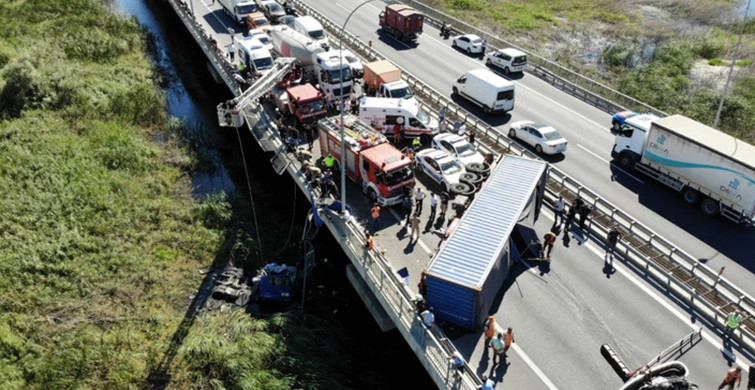 İstanbul'da feci kaza! Büyükçekmece'de tır ikiye bölündü, trafik felç oldu!