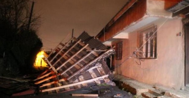 İstanbul'da Fırtına Bir Binanın İskelesini Uçurdu
