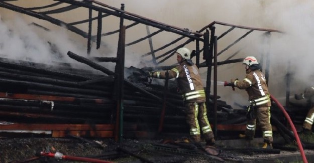 İstanbul'da Kereste Deposunda Yangın Çıktı