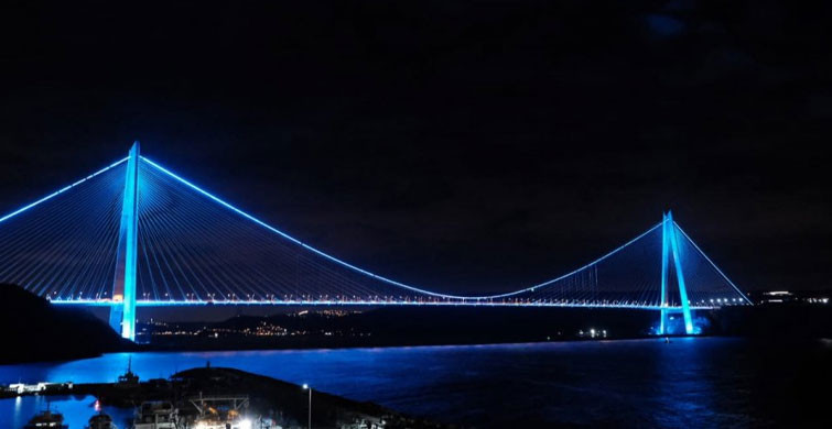 İstanbul'da Köprüler Engelli Haftası Dolayısıyla Mavi Işıkla Aydınlatıldı