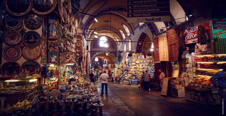 İstanbul’da korkutan yangın: Kapalıçarşı’nın çatısı alev aldı