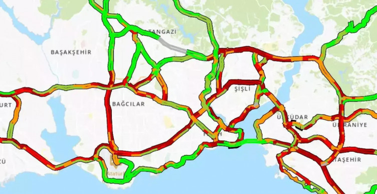 İstanbul'da kuvvetli yağış trafiği felç etti!