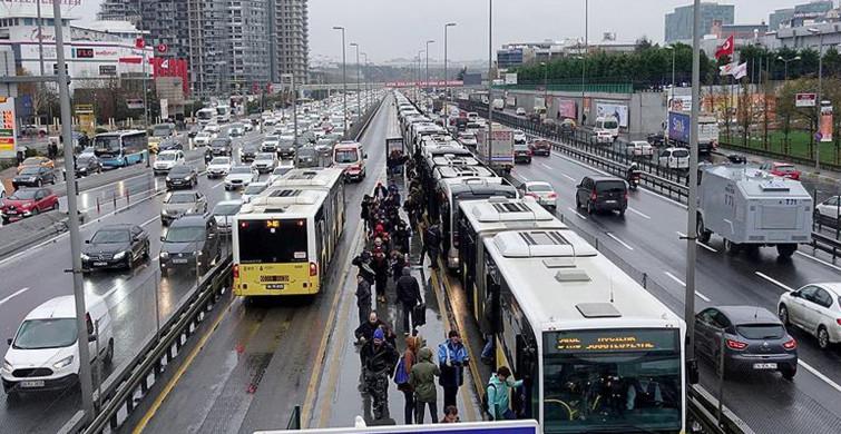 İstanbul'da Metrobüs Krizi! Yine Arıza Yaptı!