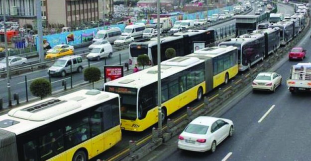 İstanbul'da Metrobüsler Çarpıştı; Yaralı Var