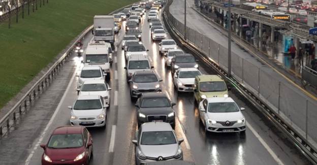 İstanbul'da Sağanak Sonrası Trafik Felç Oldu