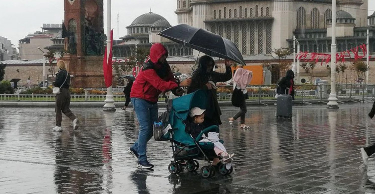 İstanbul’da sağanak yağış hayatı felç etti: Yollar göle döndü, rögarlar doldu taştı