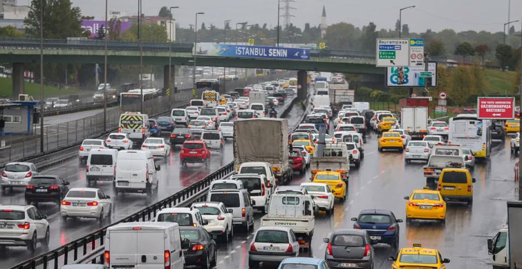 İstanbul'da Sağanak Yağış Trafiğe Neden Oldu