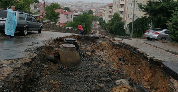 İstanbul'da Sağanak Yağış Yolları Çökertti