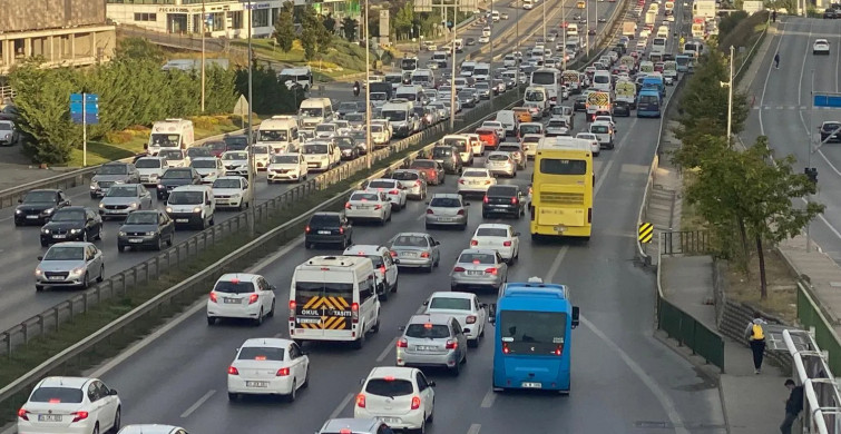 İstanbul'da Salgın Toplu Taşıma Kullanımında Endişe Yaratıyor