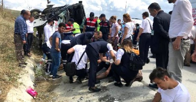İstanbul'da Servis Midibüsü Devrildi! Olayda 20 Kişi Yaralandı