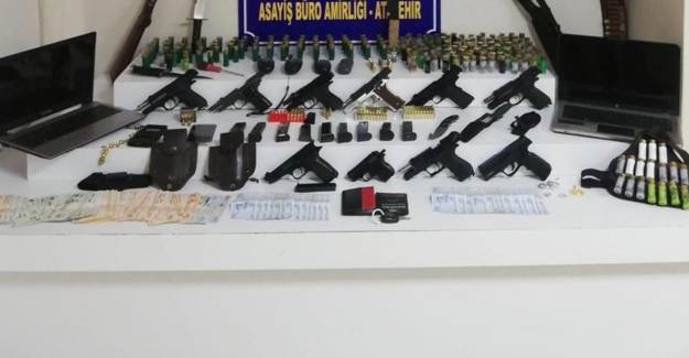İstanbul'da Silah Kaçakçılarına Operasyon Düzenlendi
