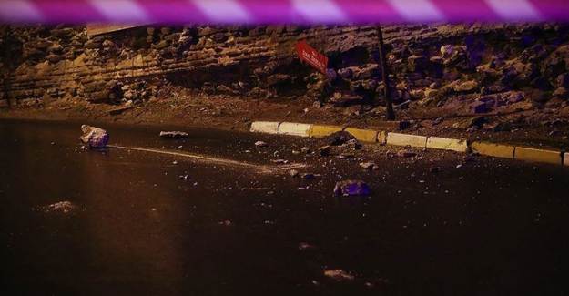 İstanbul'da Surlardan Kopan Taşlar Yola Savruldu